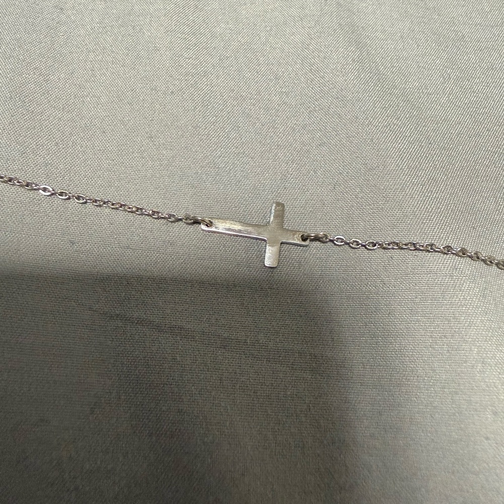 Elegant Silver Cross Necklace - Picture 3 of 4